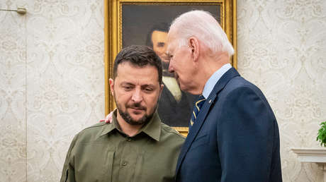 Bloomberg: Biden "malcrió" a Zelenski