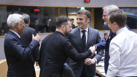 Líderes de la UE abrazan y besan a Zelenski tras la 'patada' de Trump (VIDEO)