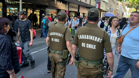 Una foto viral de dos detenidos "por error" le cuesta el cargo al policía que la publicó