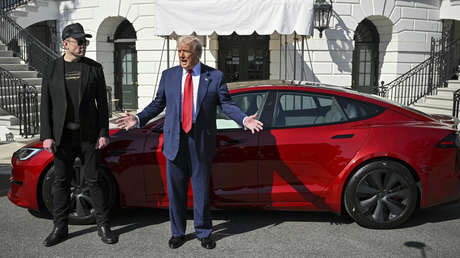 VIDEO: Trump compra un Tesla y trolea a Biden