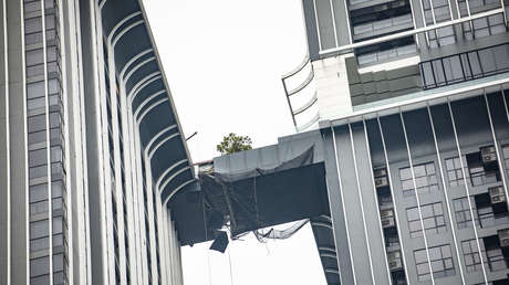 VIDEO: Salta entre dos rascacielos para salvar a su familia durante el sismo en Tailandia