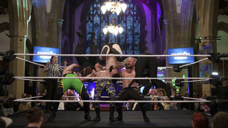 Pateando traseros en un santuario: una iglesia celebra combates de lucha libre (VIDEO)