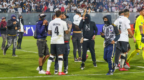 Dos hinchas muertos, un policía detenido y un partido cancelado: La tragedia que enluta a Chile