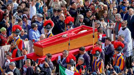 VIDEO: El féretro del papa Francisco llega a la Basílica de San Pedro