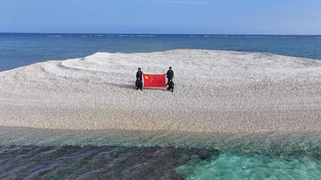 China despliega su bandera en arrecife en disputa cerca de un puesto clave de Filipinas