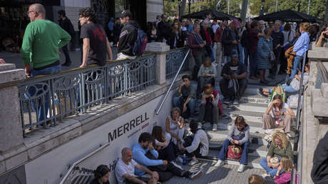 Estantes vacíos y alarma en las calles: así vivieron en España el escandaloso apagón masivo (VIDEO)