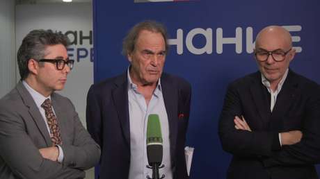 Oliver Stone: La UE libra una campaña de perversión de la historia contra Rusia