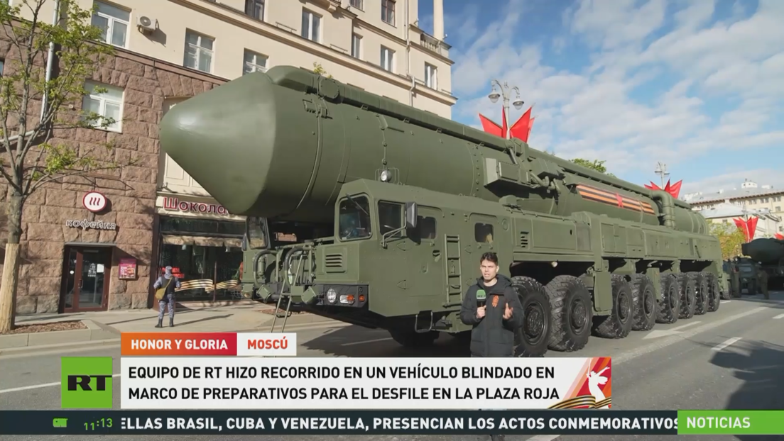 Equipo de RT hace un recorrido en un vehículo blindado antes del Desfile de la Victoria
