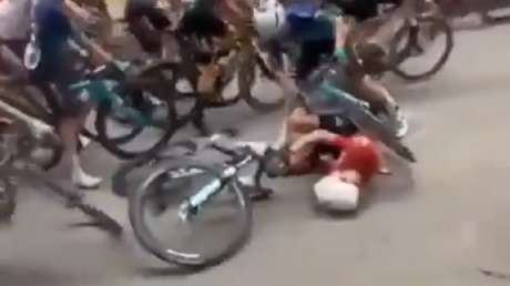 VIDEO: Una espectadora derriba a una ciclista en la Vuelta femenina