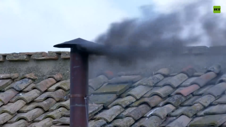 El mundo sigue sin papa: sale la segunda fumata negra del cónclave