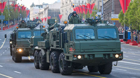 El primer obús autopropulsado ruso sobre ruedas con muy alta movilidad, Malva, cruza la Plaza Roja