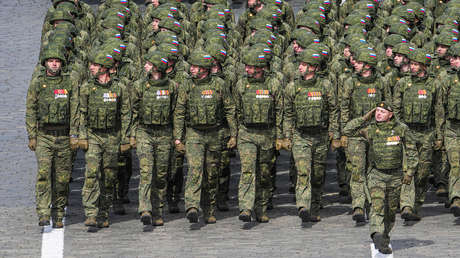 VIDEO: Héroes de la operación militar especial desfilan por la Plaza Roja en el Día de la Victoria
