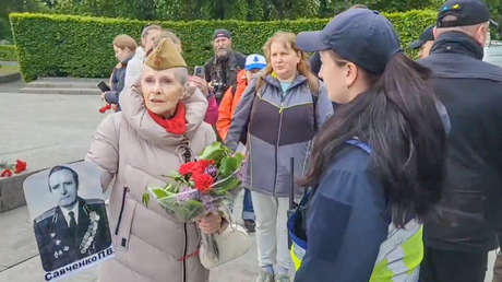 Detienen en Kiev a una anciana de 84 años que acudió a la Llama Eterna a depositar flores