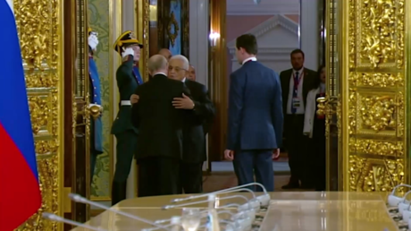 "Bálsamo para el alma": Cálido encuentro entre Putin y Abás tras el Día de la Victoria (VIDEO)