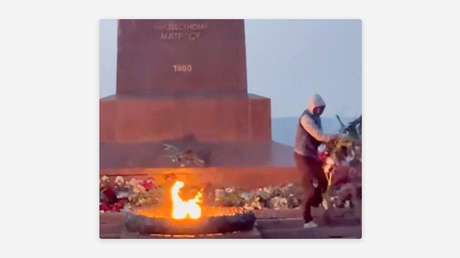 Jóvenes retiran las flores depositadas ante un monumento a los marineros soviéticos en Odesa (VIDEO)