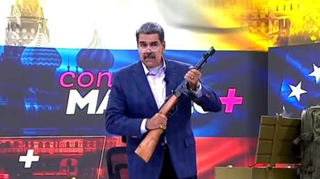 Maduro muestra el fusil del Ejército Rojo que le regaló Putin