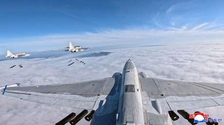 Ejercicios de combate aéreo con nuevas bombas de la RPDC, en espectaculares fotos