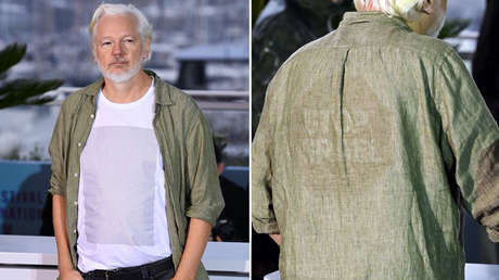 "Detengan a Israel": Assange aparece vistiendo camiseta con nombres de 4.986 niños asesinados en Gaza