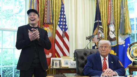 VIDEO: Trump le da un regalo "muy especial" a Elon Musk