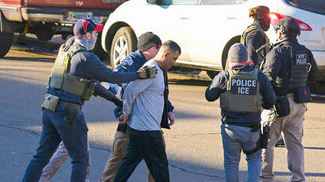 El ICE lleva a cabo una de las redadas más grandes en la historia de los EE.UU.