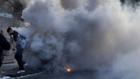 Manifestantes en Los Ángeles responden con barricadas tras recibir gases y proyectiles