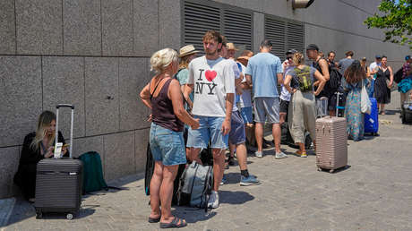 Israel prohíbe a sus ciudadanos dejar el país mientras cientos intentan escapar