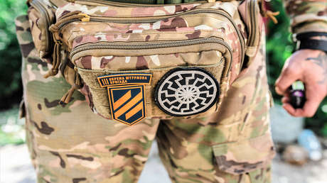 Le Monde: "Unidad insignia" del Ejército de Ucrania usa esvásticas y emblemas de las SS