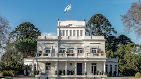 Reportan una amenaza de bomba en la residencia oficial de Milei