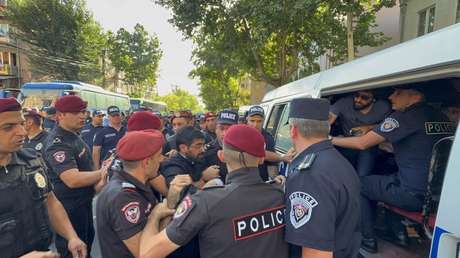 VIDEO: La Policía armenia detiene a sacerdotes y fieles que manifiestan contra la persecución de un sacerdote