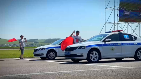 Inspectores de tráfico celebran carreras automovilísticas en Siberia (VIDEOS)