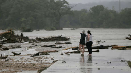 VIDEOS: Ríos crecidos devoran carreteras en medio de letales inundaciones en Texas