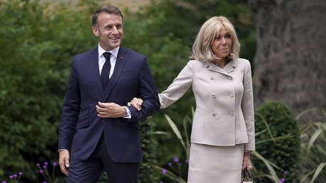 Nuevo momento de tensión: la esposa de Macron le reprocha ante la prensa (VIDEO)