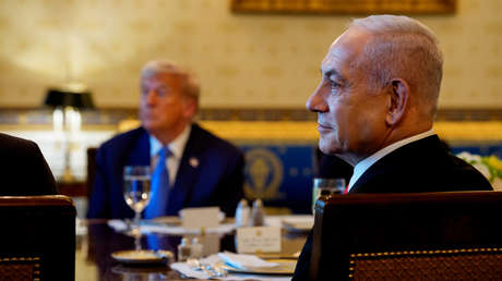 Objeto religioso en forma de bombardero: el controvertido regalo de Netanyahu a Trump