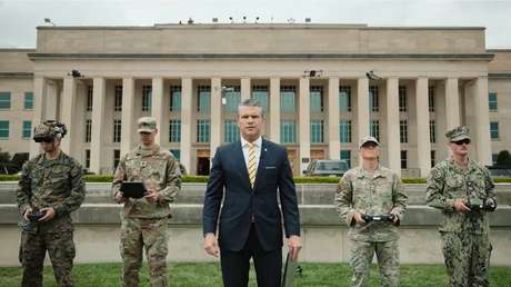 Jefe del Pentágono se rodea de drones en un video épico para anunciar su producción masiva