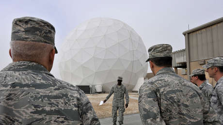 Imágenes satelitales muestran que un misil balístico de Irán alcanzó la mayor base de EE.UU. en Medio Oriente