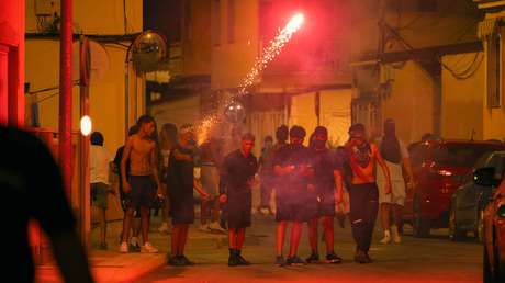 Fuertes enfrentamientos en un pueblo de España tras un brutal ataque a un anciano (VIDEOS)