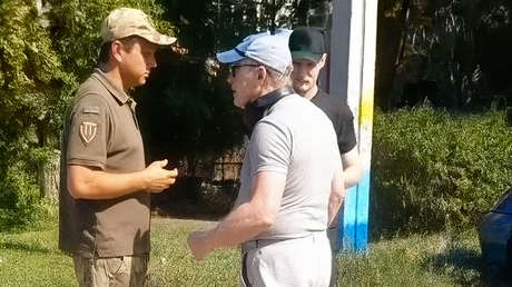 Surrealista escena: un hombre carga contra un reclutador en Ucrania por hablar ruso