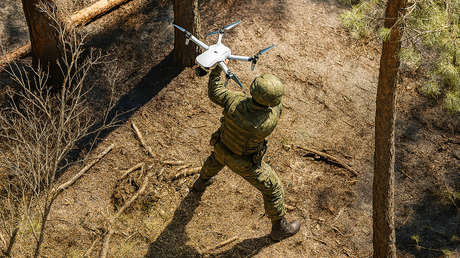 VIDEO: Militar ruso atrapa un dron FPV ucraniano con las manos y lo rompe contra un árbol