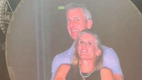 Reportan que el CEO y su amante 'cazados' por una 'kisscam' han sido suspendidos de sus funciones