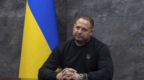 "Duermen uno al lado del otro": funcionarios de Kiev hablan de un vínculo inusual entre Zelenski y su asesor