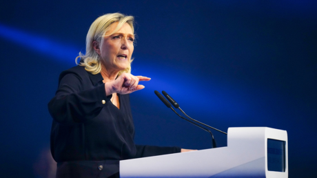 "Fiasco" y "rendición": Le Pen destroza a Von der Leyen por el acuerdo comercial con EE.UU.