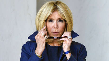 Acusan a la esposa de Macron de discriminar a las personas transgénero