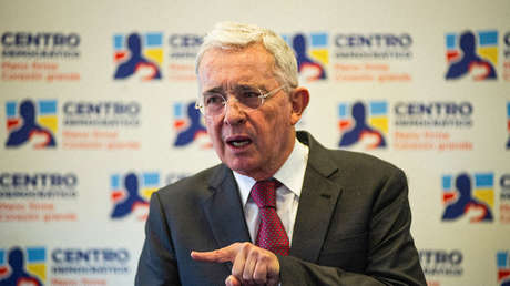 Multa, inhabilitado y 12 años de prisión en casa: la pena que 'pone contra las cuerdas' a Álvaro Uribe