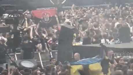 Escándalo en Polonia por una bandera nacionalista ucraniana asociada a la masacre de Volinia ondeada en un concierto (VIDEO)