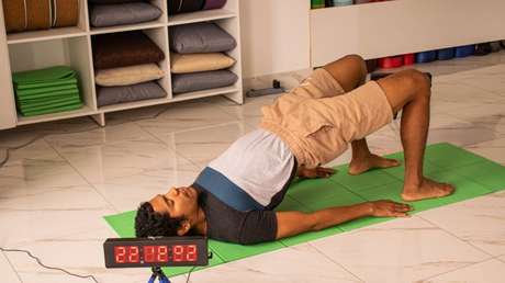 Del campo al Guinness: la historia del joven ecuatoriano que logró un récord en yoga