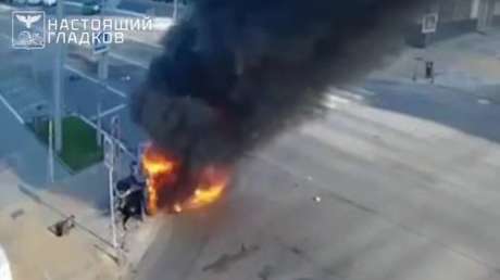 Dron ucraniano ataca a un coche en el centro de una ciudad rusa (VIDEO)