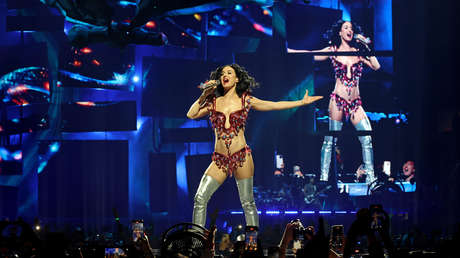 Katy Perry sufre una aparente descarga eléctrica en pleno concierto (VIDEO)