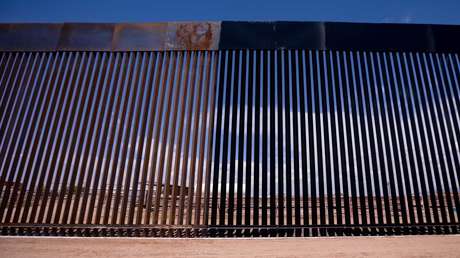 Trump quiere pintar de negro el muro fronterizo para que sea "aún más difícil de escalar"