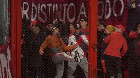 Violencia sin límites: cancelan un partido por graves incidentes entre hinchas (FUERTE VIDEO)