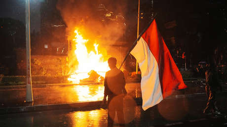 Manifestantes queman ayuntamiento en una ciudad de Indonesia (VIDEOS)